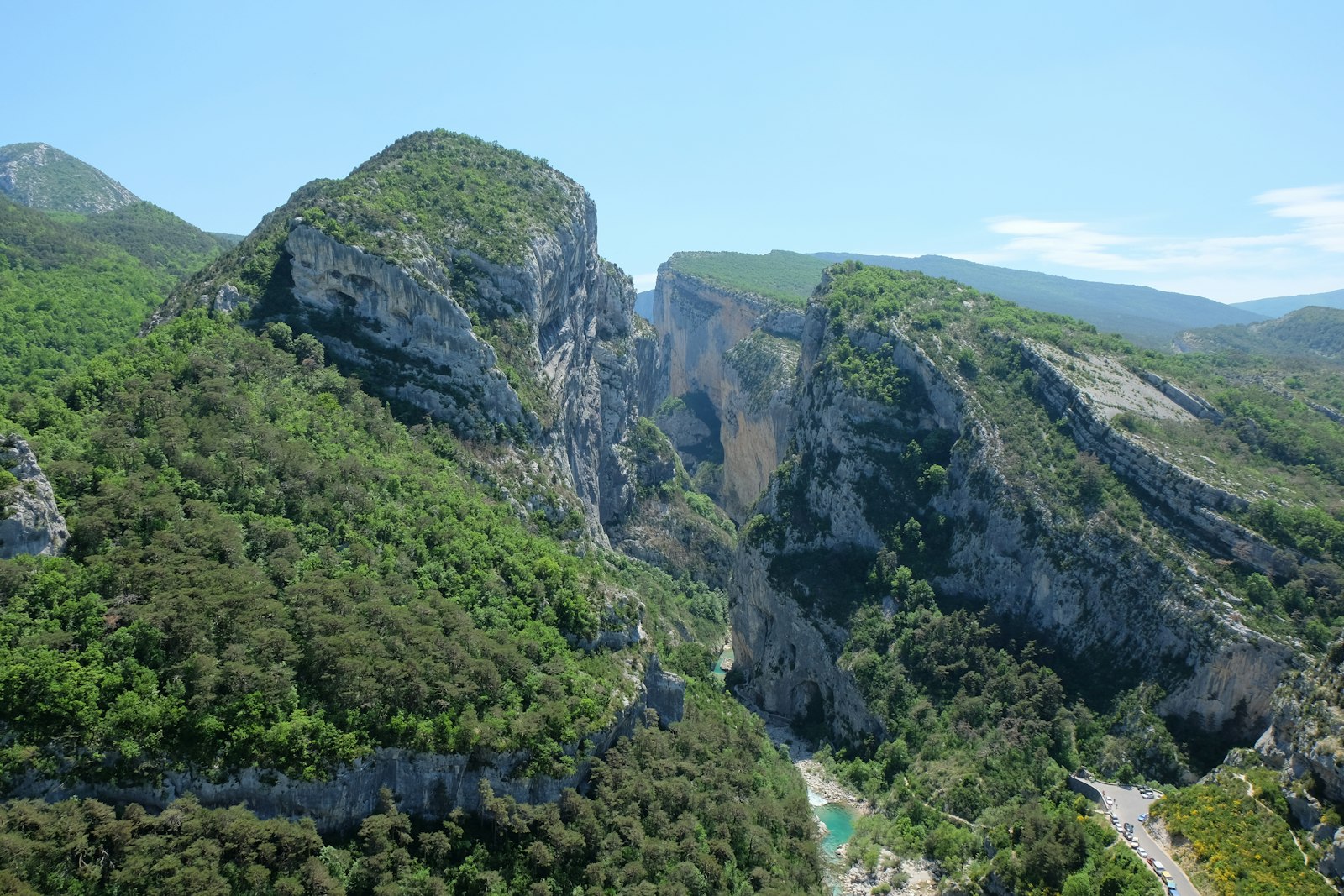Gorges du Verdon avec eau turquoise et falaises